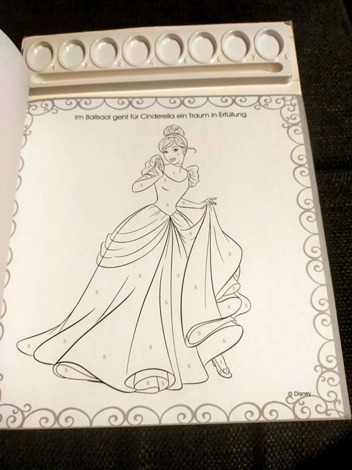Livre de princesses a peindre ou colorier neuf - photo numéro 8