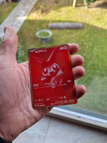 Carte Pokémon Victini 288/SV-P – Full Art Rouge – Promo Japonaise Exclusive