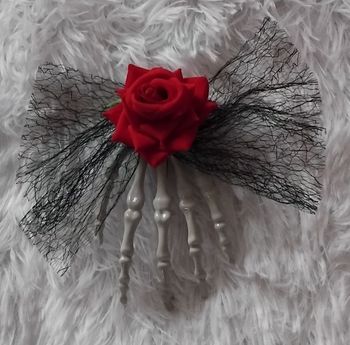 Pince à cheveux Gothique - main en squelette. Rose et dentelle