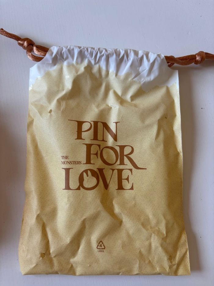 PopMart Labubu The Monsters Pin For Love « E » - photo numéro 4