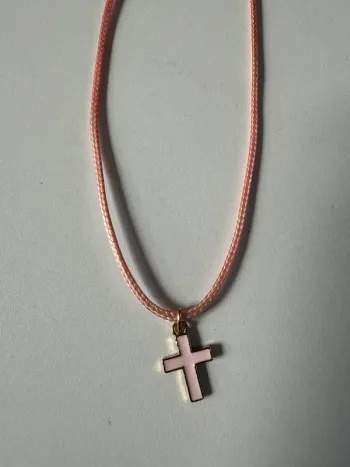 Collier cordon rose avec croix