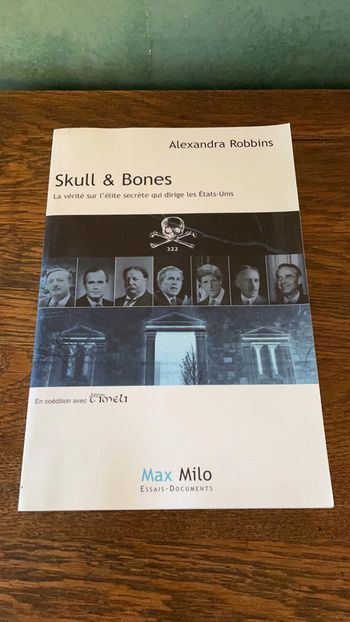 Skull & Bones - Alexandra Robbins