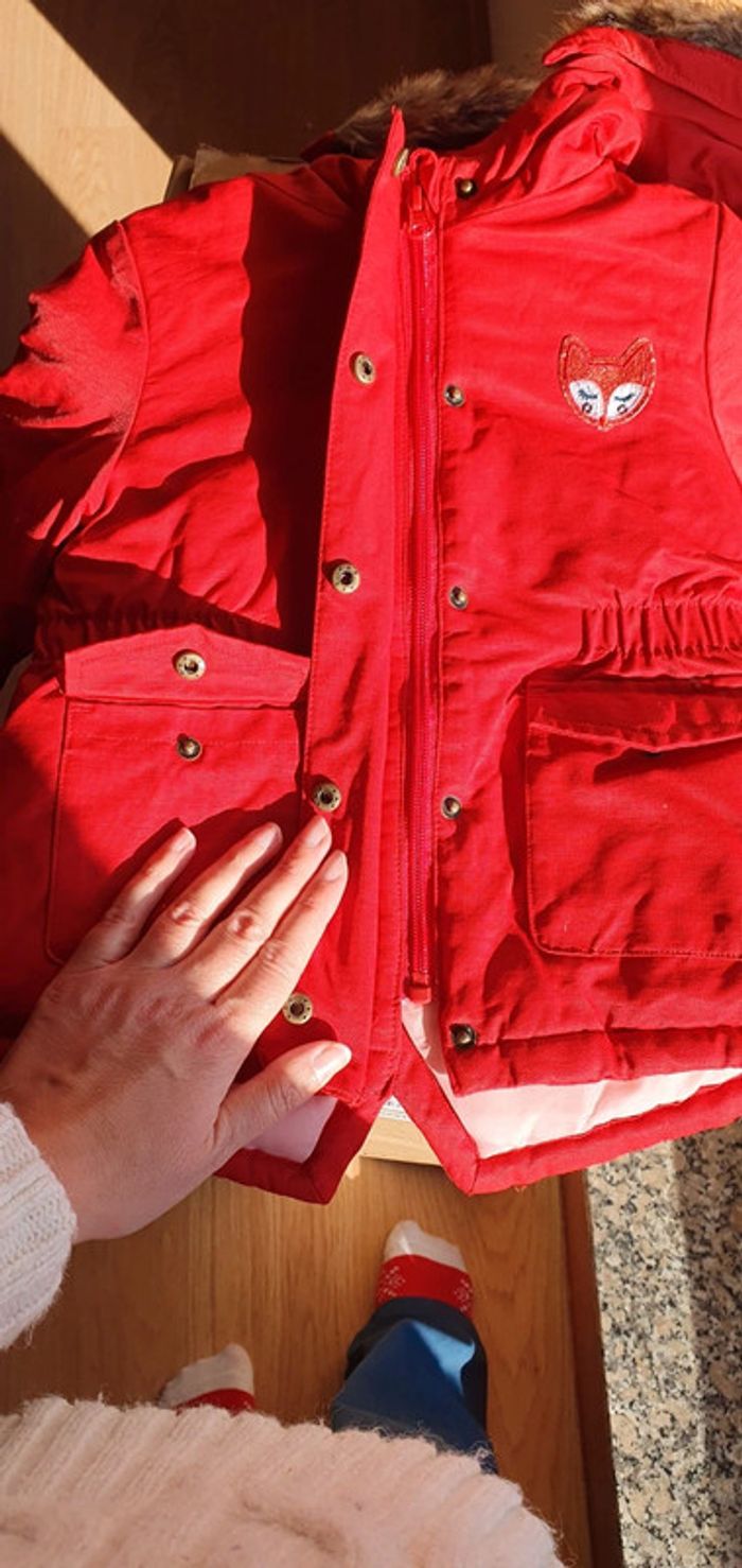 Kispo vermelho com 2 bolsos e pêlo removível no capucho - photo numéro 8