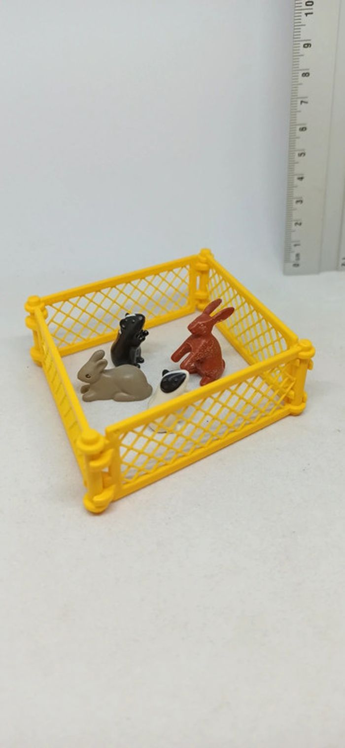 Enclos avec barrières jaune et cochons d'inde et lapins playmobil