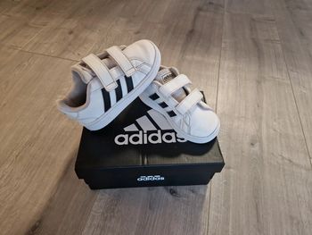 Basket Adidas taille 24