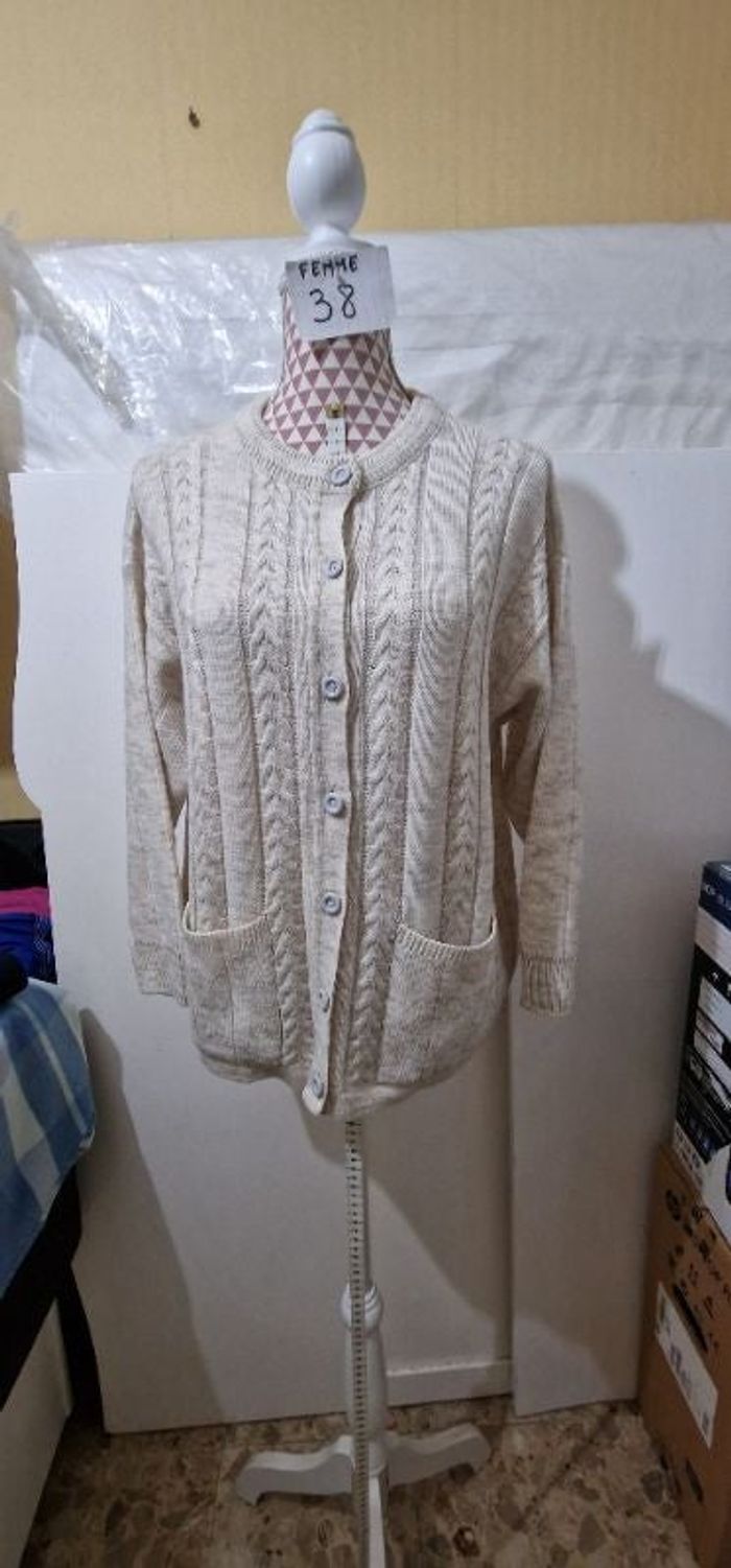 Gilet/ cardigan, beige, en acrylique, en très très bon état, longueur 63cm, largeur d'épaule 38cm
