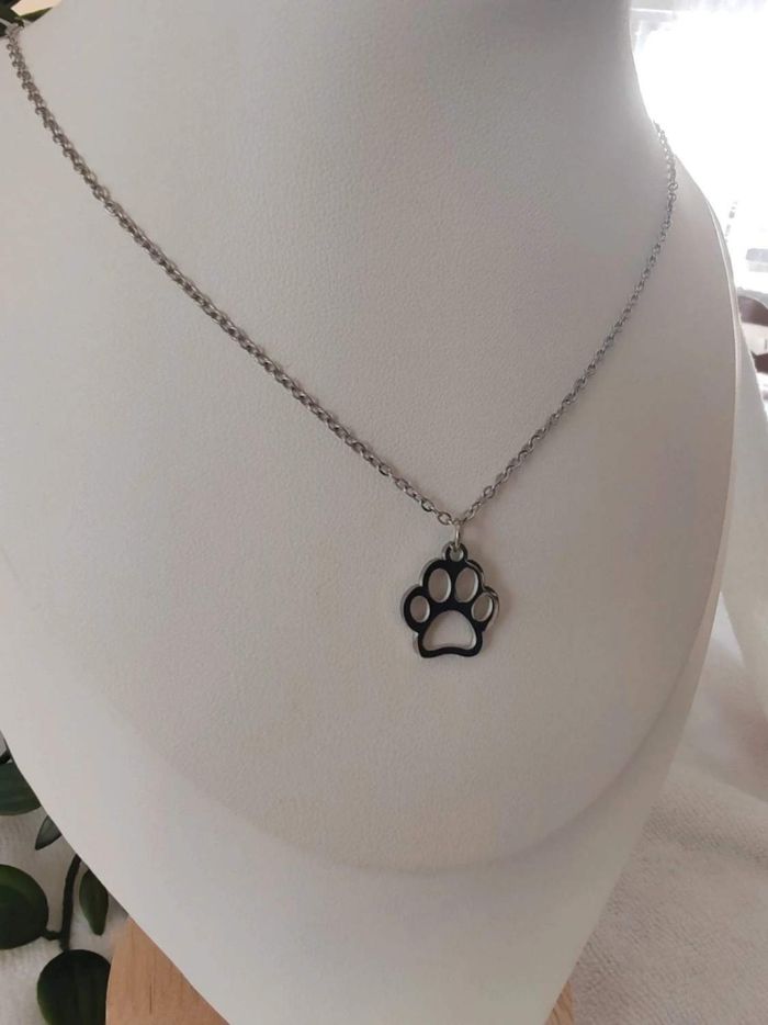 Chaîne argentée et pendentif patte animal argenté - photo numéro 3