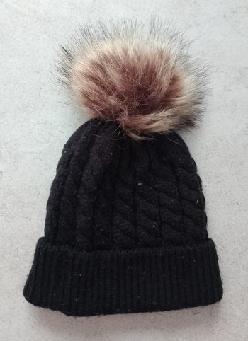 Bonnet noir torsades ponpon