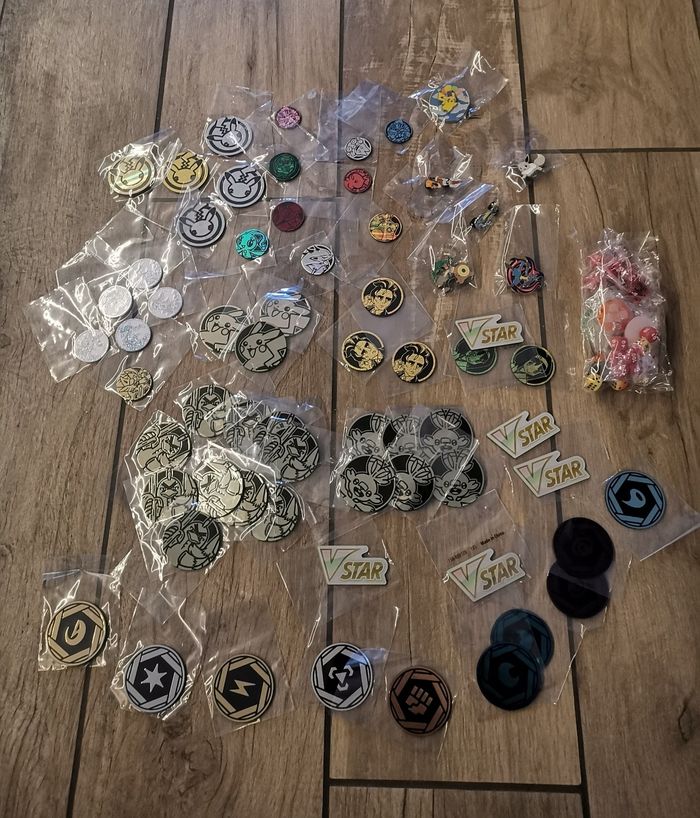 Gros lot de pins et jeton pokemon