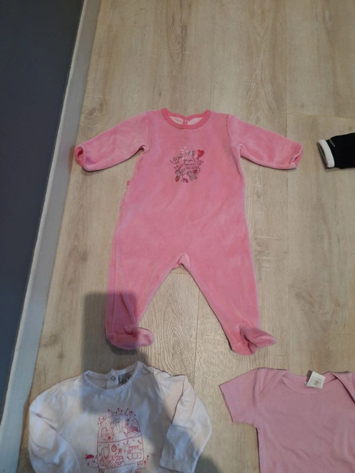 Lot 6 mois bodys et pyjama neuf et tbe - photo numéro 3