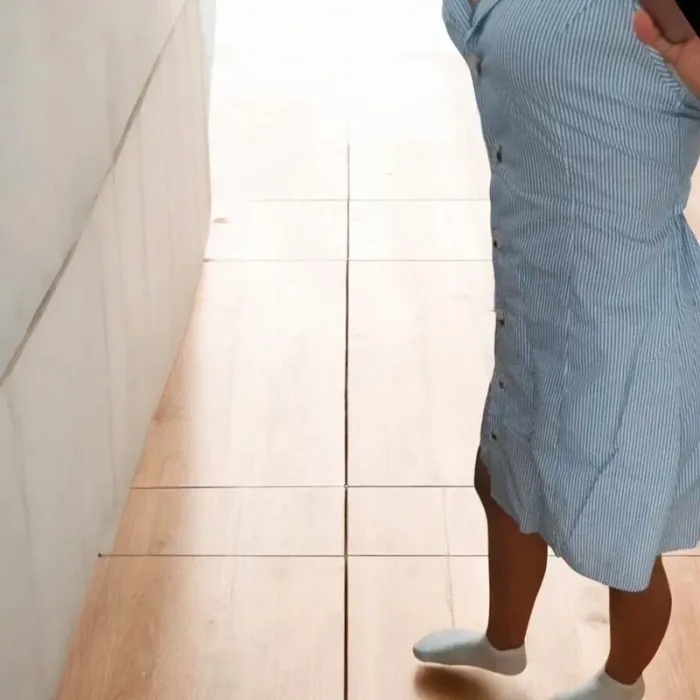 Robe courte rayée bleu blanc 🤍 style été chic & y2k | col plongeant sans manches - photo numéro 3