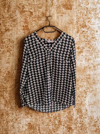 Blouse à motifs verts et détails dorés