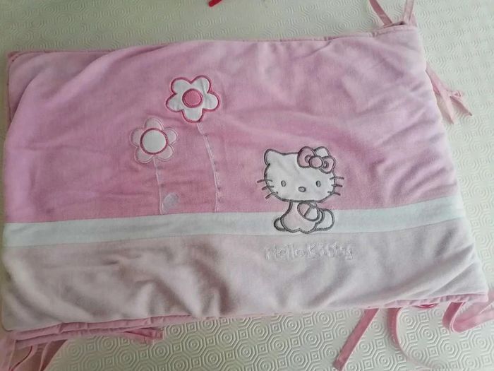 Tour de lit hello kitty + 1 drap rose