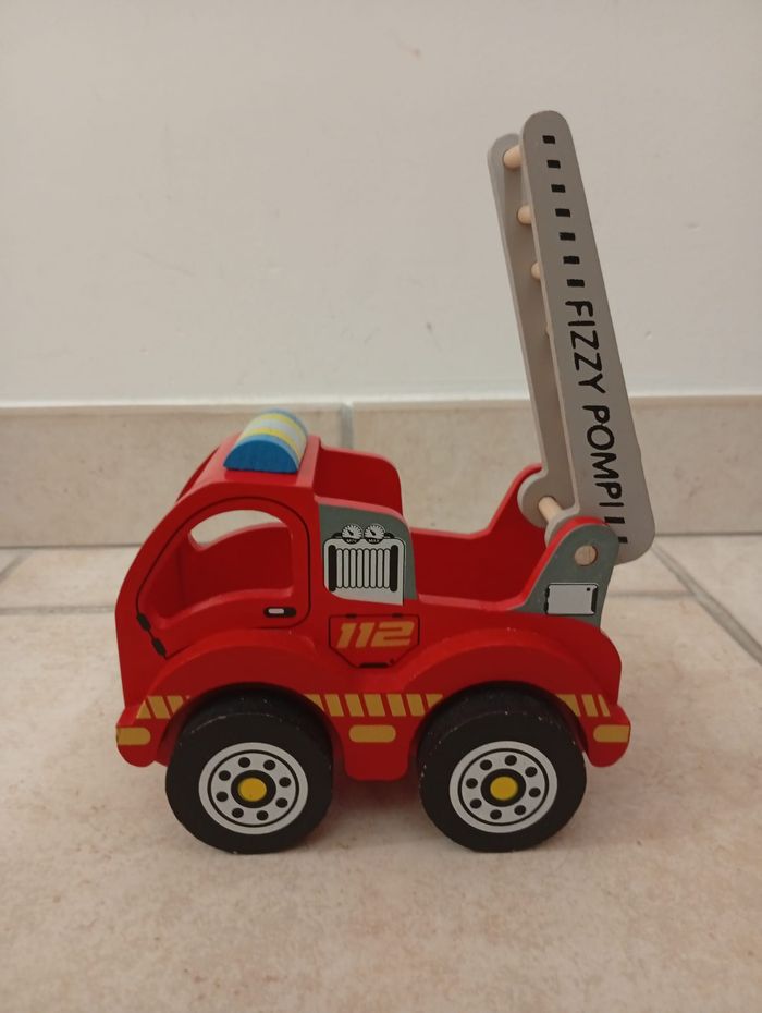 Camion de pompier en bois - photo numéro 2