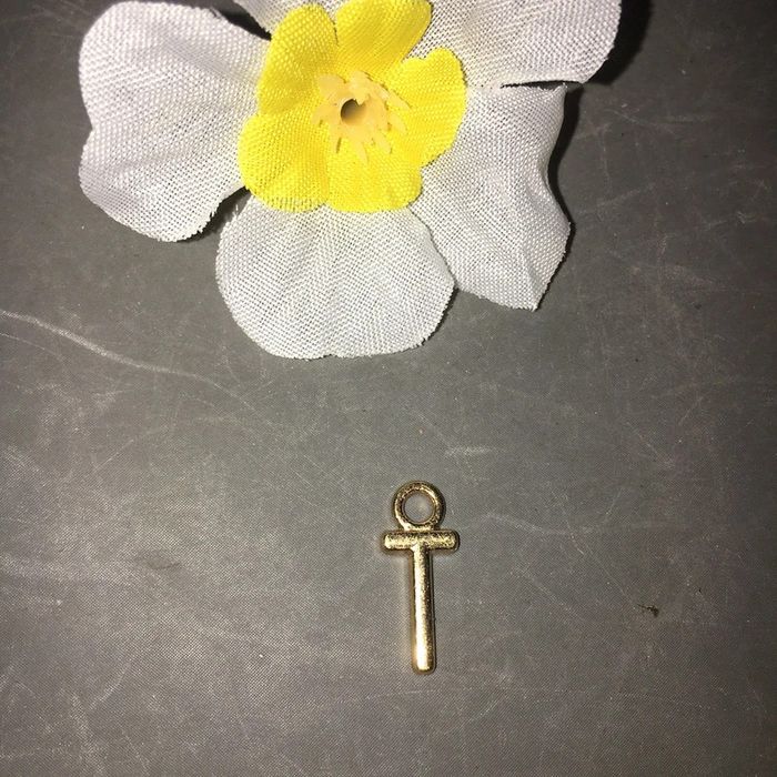 pendentif fantaisie métal doré lettre T