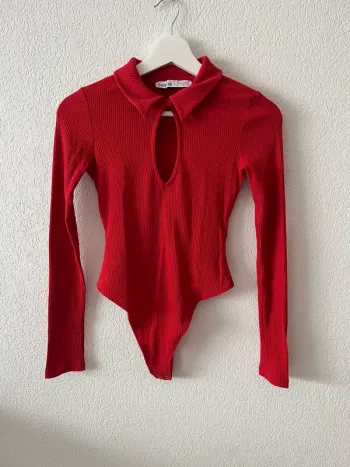 Body rouge côtelé Bershka à col, manches longues – Taille S