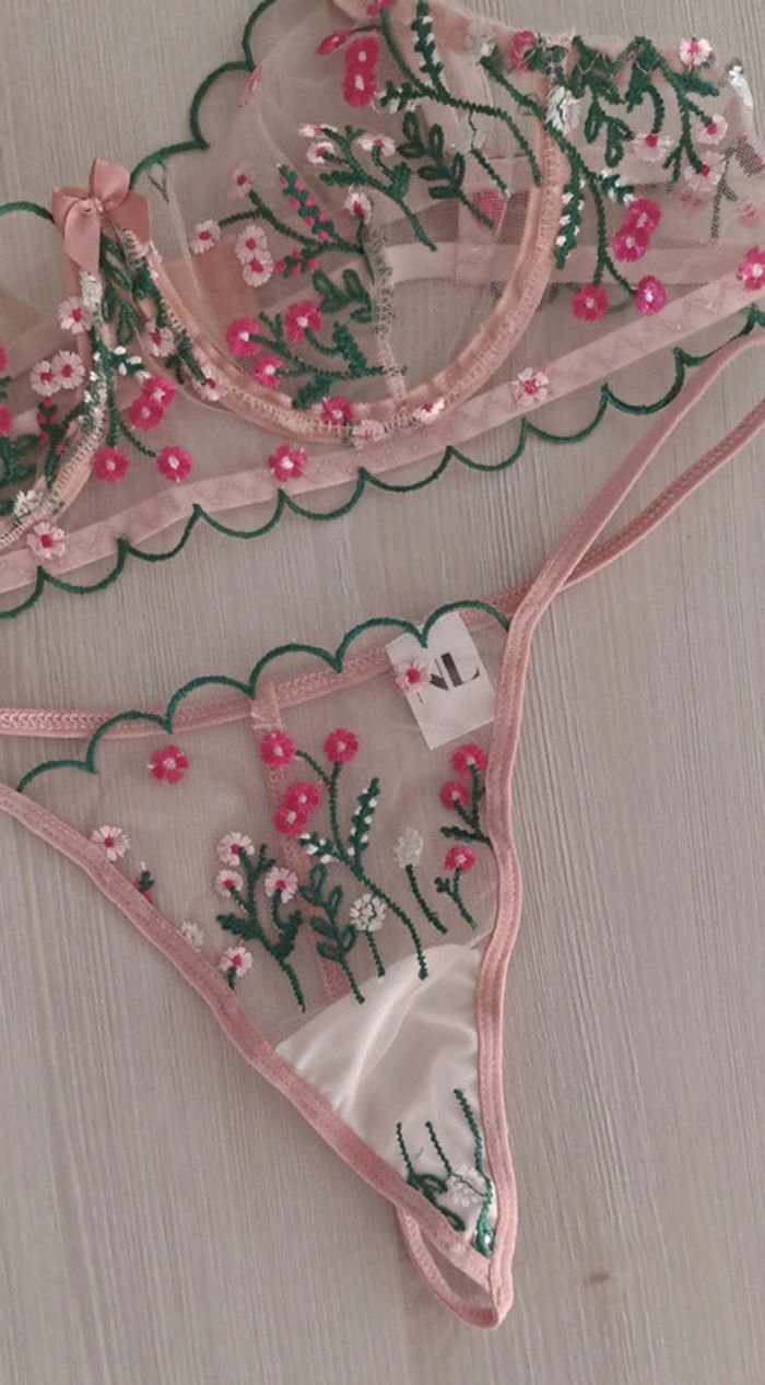 Ensemble lingerie dentelle rose Taille S - photo numéro 3