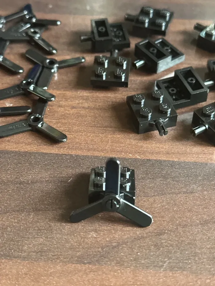 10 Lego comprenant Hélice + base plate détail dans l’annonce