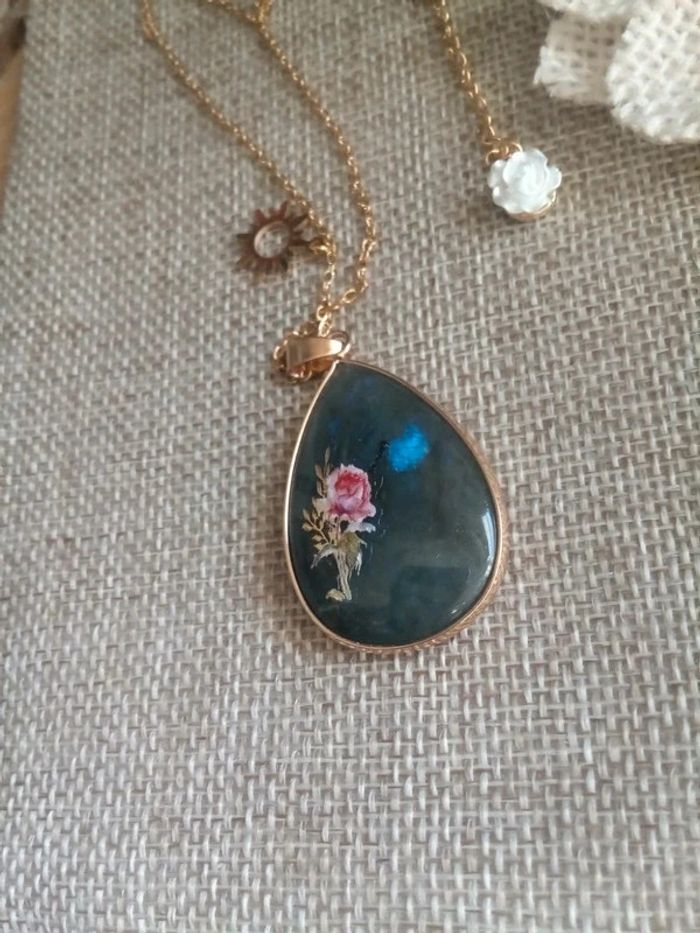 Collier avec pendentif en pierre de labradorite à reflets bleutés