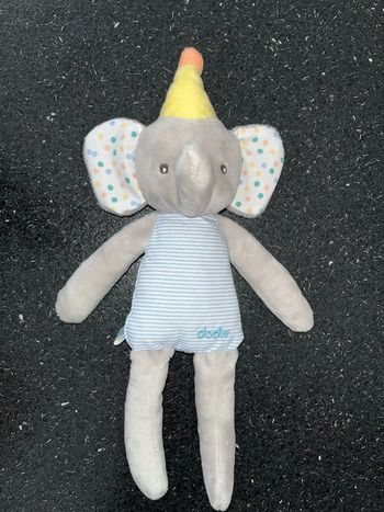 Peluche doudou, éléphant gris, chapeau jaune, orange