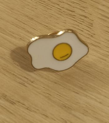 Pin's oeuf au plat