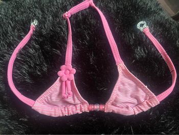 Haut bikini rose à rayures et perles