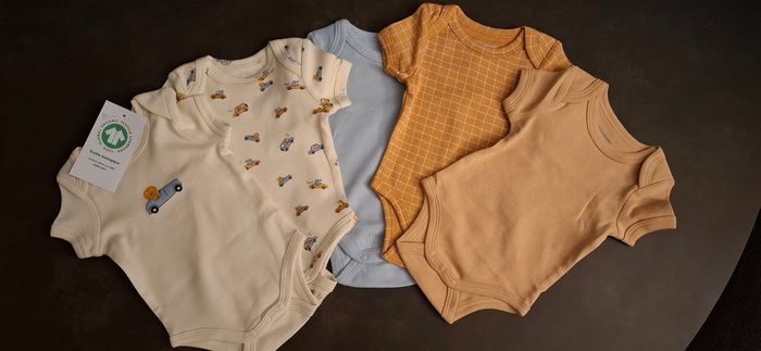 Lot neuf de 5 bodies bodies bébé verbaudet