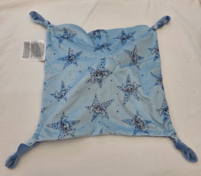Doudou Stitch carré plat bleu- Etoiles - Primark - photo numéro 2