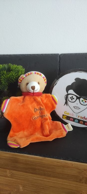 ours plat orange Bonnet blanc Doudou et Compagnie ancien rayure marron jaune rose bleu