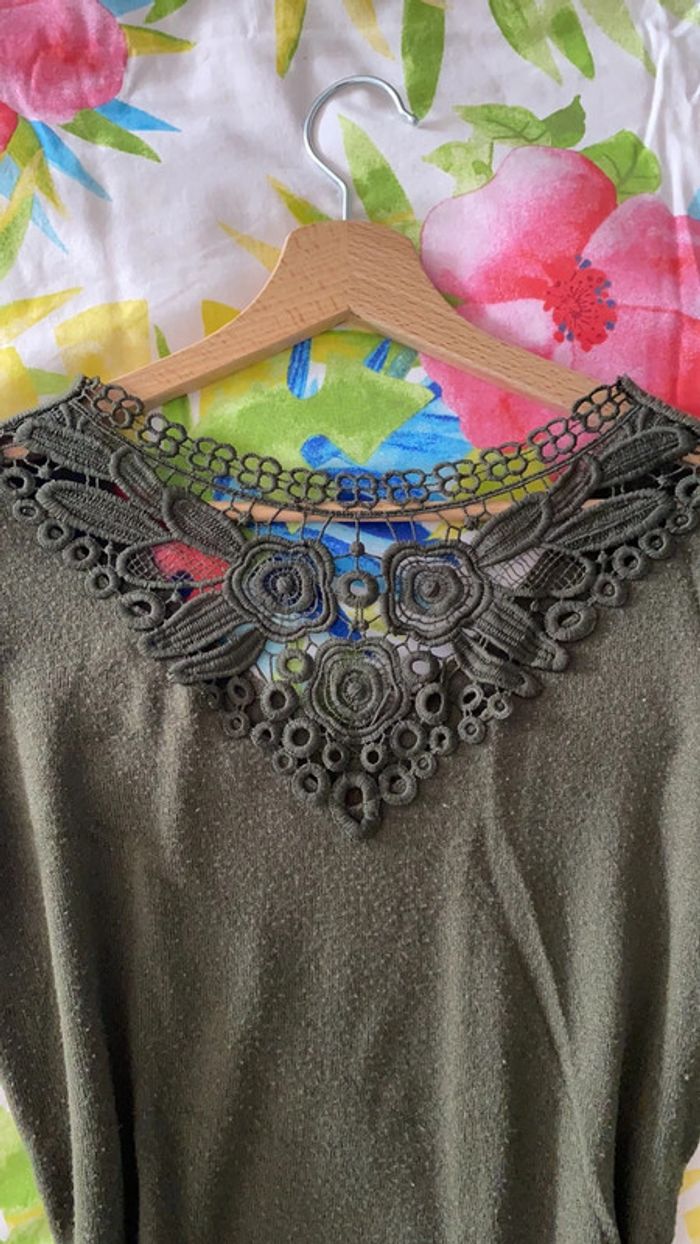 Pull vert kaki dos dentelle - photo numéro 4