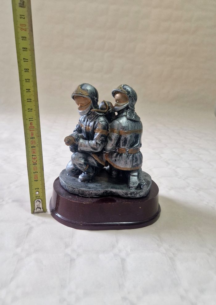Figurine , statue , trophée , représentant 2 pompier - photo numéro 5