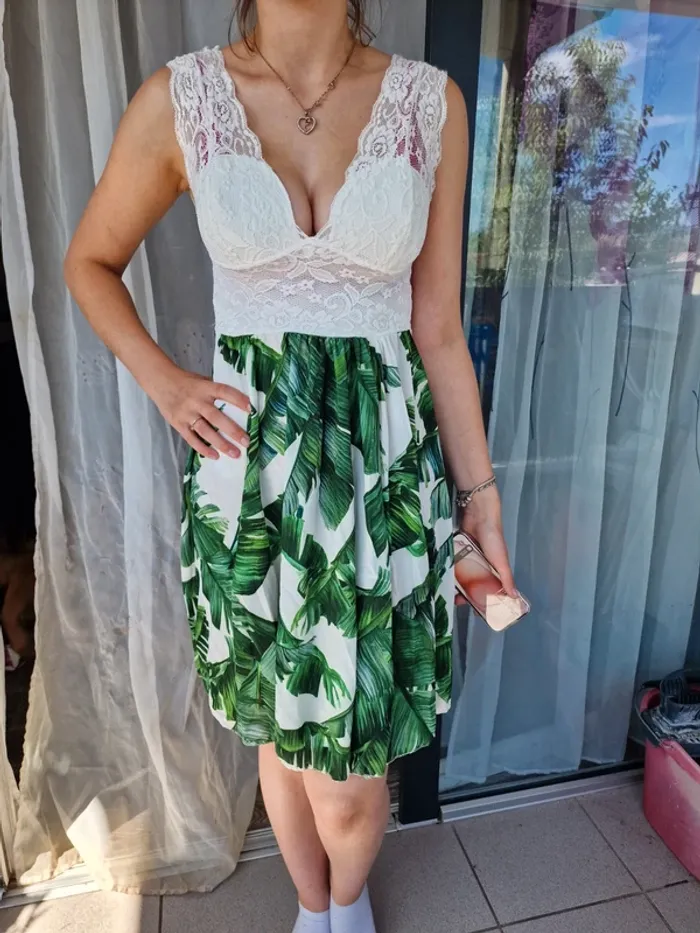 Robe florale et dentelle