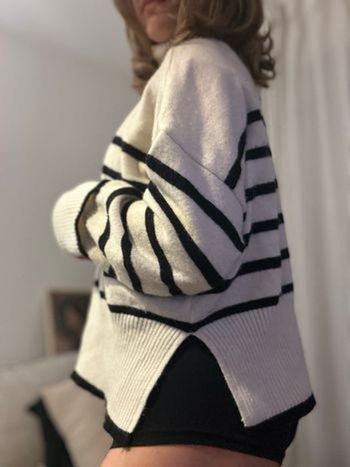 Pull col roulé rayé blanc cassé et noir Bershka