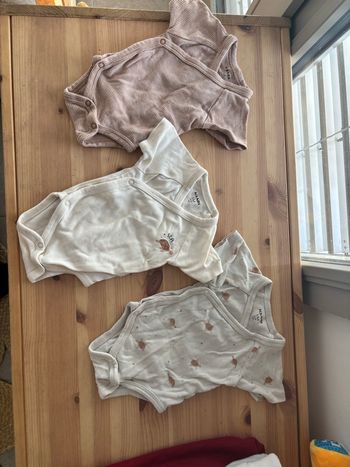 Lot de 3 body 1 mois kiabi 