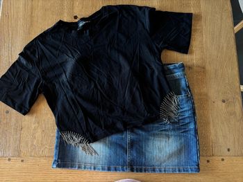 Jupe en jean avec un haut noir à frange en bijou