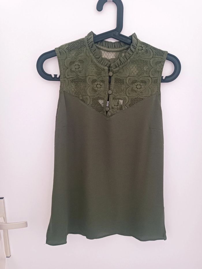 Blouse vert kaki boutons et dentelle Naf Naf Taille S Neuf avec étiquette - photo numéro 3
