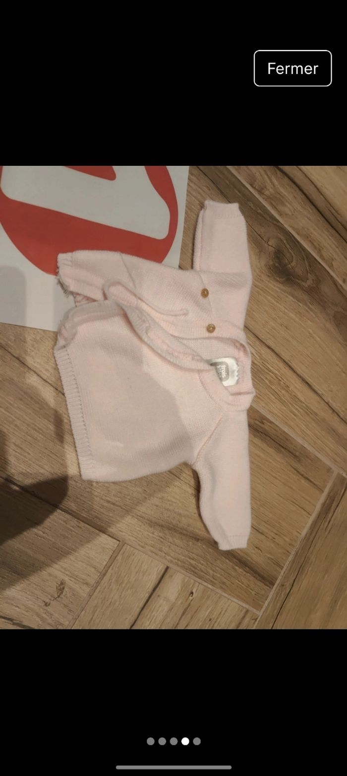 Ensemble pantalon rose et pull en maille fermeture croisé 
Marque trois kilos sept 
Parfait état 
Coloris rose - photo numéro 4