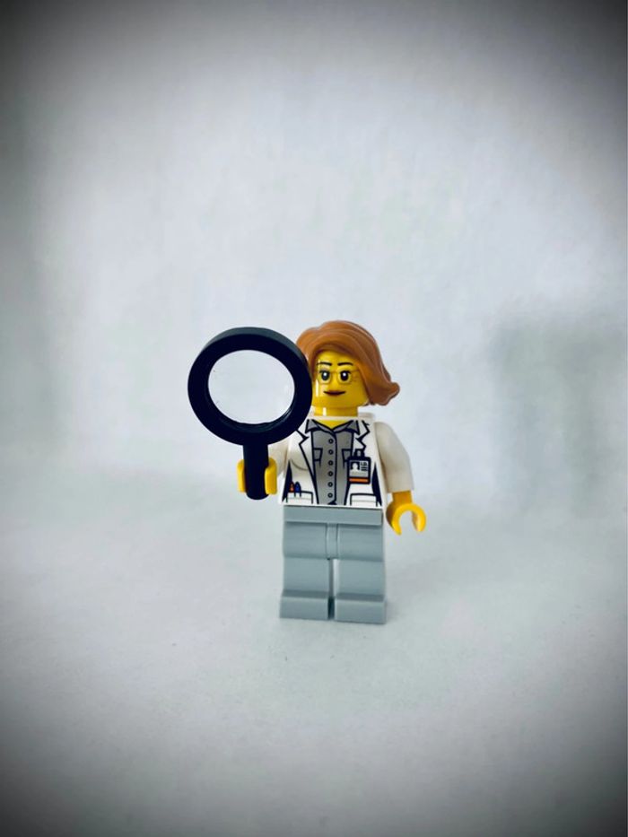 Minifigurine LEGO City cty1035 - Femme Scientifique - Très bon état