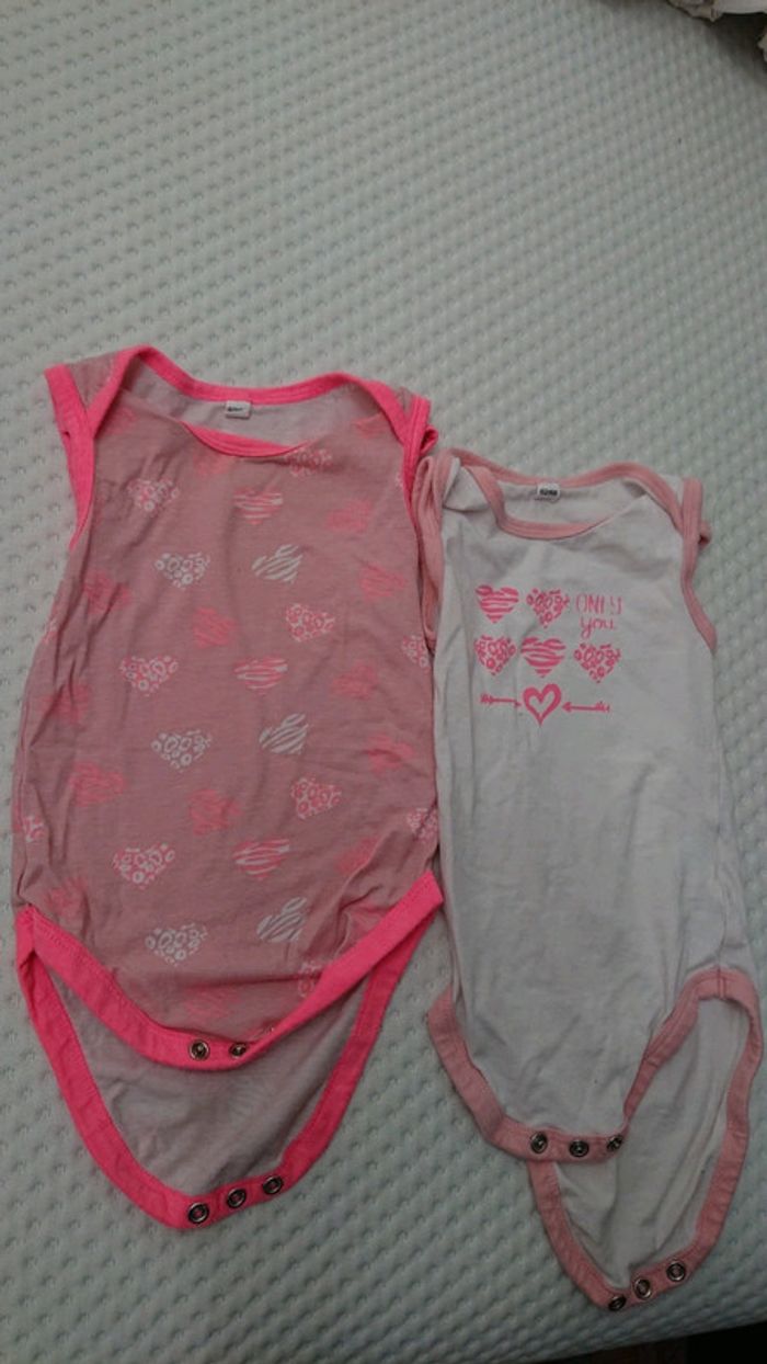Lot de 2 bodys 62/68cm