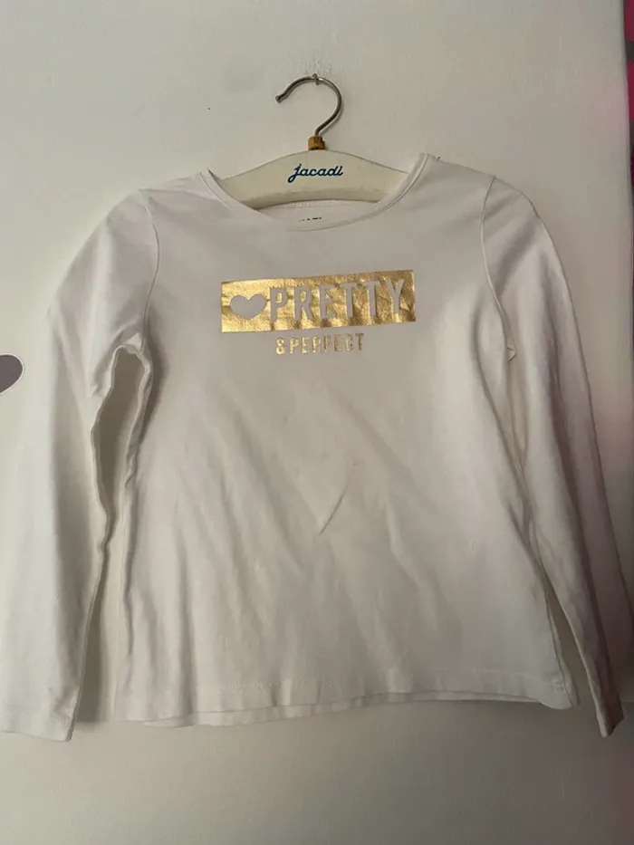 T-shirt manches longues .