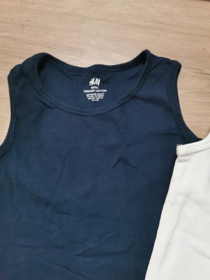 Deux débardeurs 8 ans - photo numéro 2