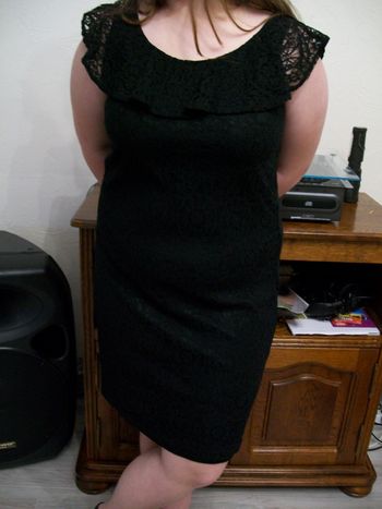 robe noire en dentelle doublée taille 42