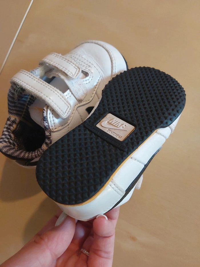 Baskets Nike t.20 - photo numéro 2