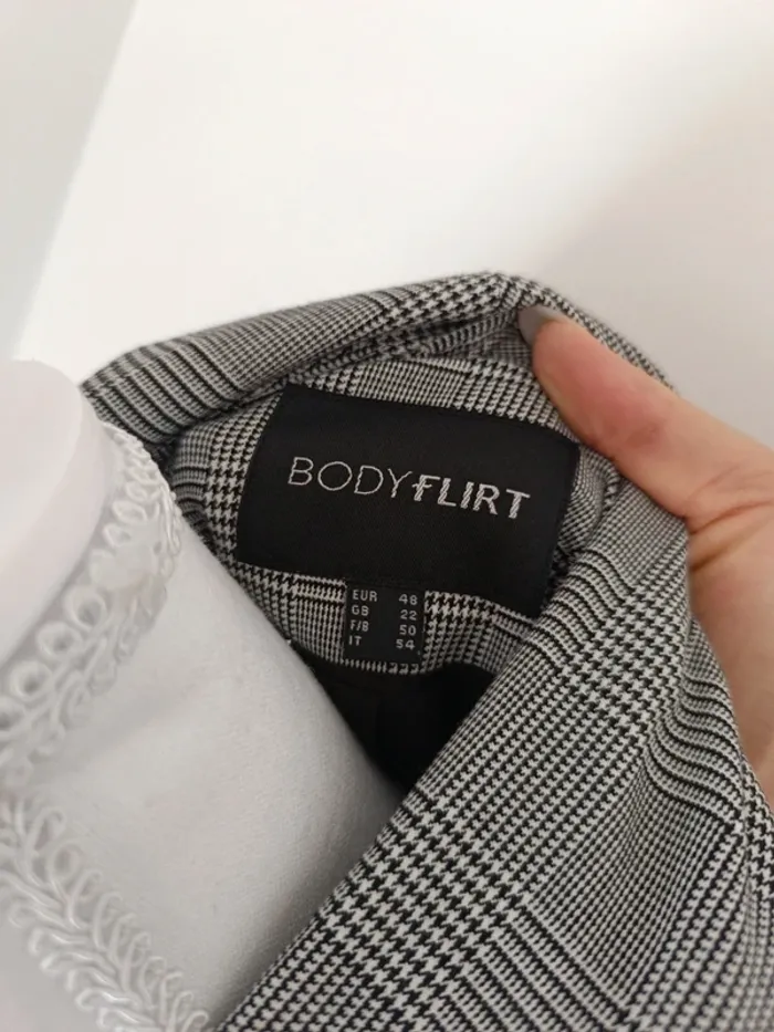 Blazer long à carreaux prince de Galles ceinturé – Bodyflirt – Taille 48 - photo numéro 5