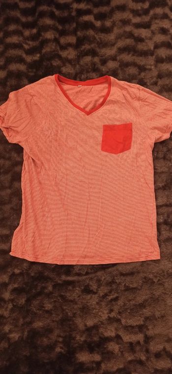 T-shirt rouge à rayure avec petite poche
