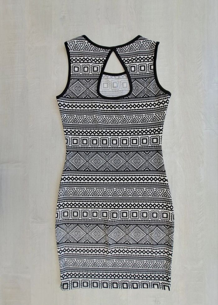Robe Orcelly - taille S - moulante - motif azteque noir blanc - col rond - ouverture dos - photo numéro 2