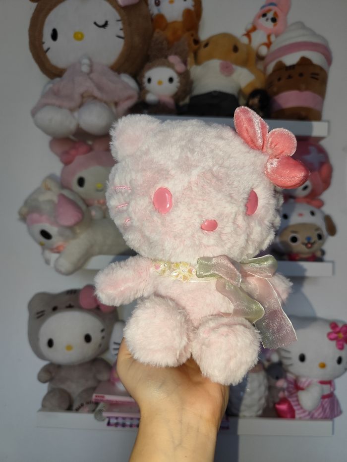 peluche doudou hello kitty sanrio 2019 rose fluffy fleur de cerisier Sakura cute coquette kawaii - photo numéro 4