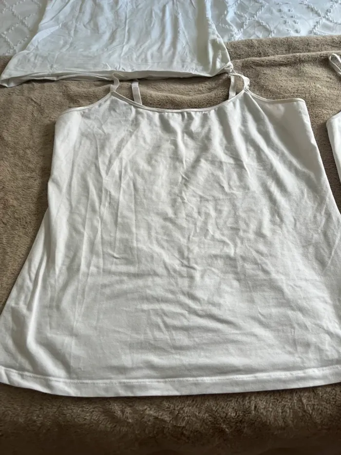 3 débardeurs blancs