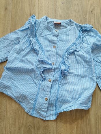 Chemise style blues rayé blanche et bleu bouton et froufrou broderie anglaise 4 ans