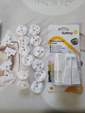 Lot de 12 caches prises et 7 bloque tiroirs